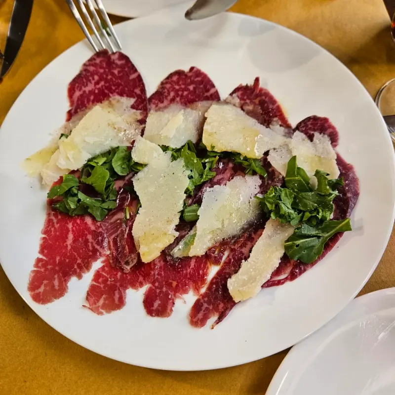 Carpaccio di manzo con rucola e scaglie di grana