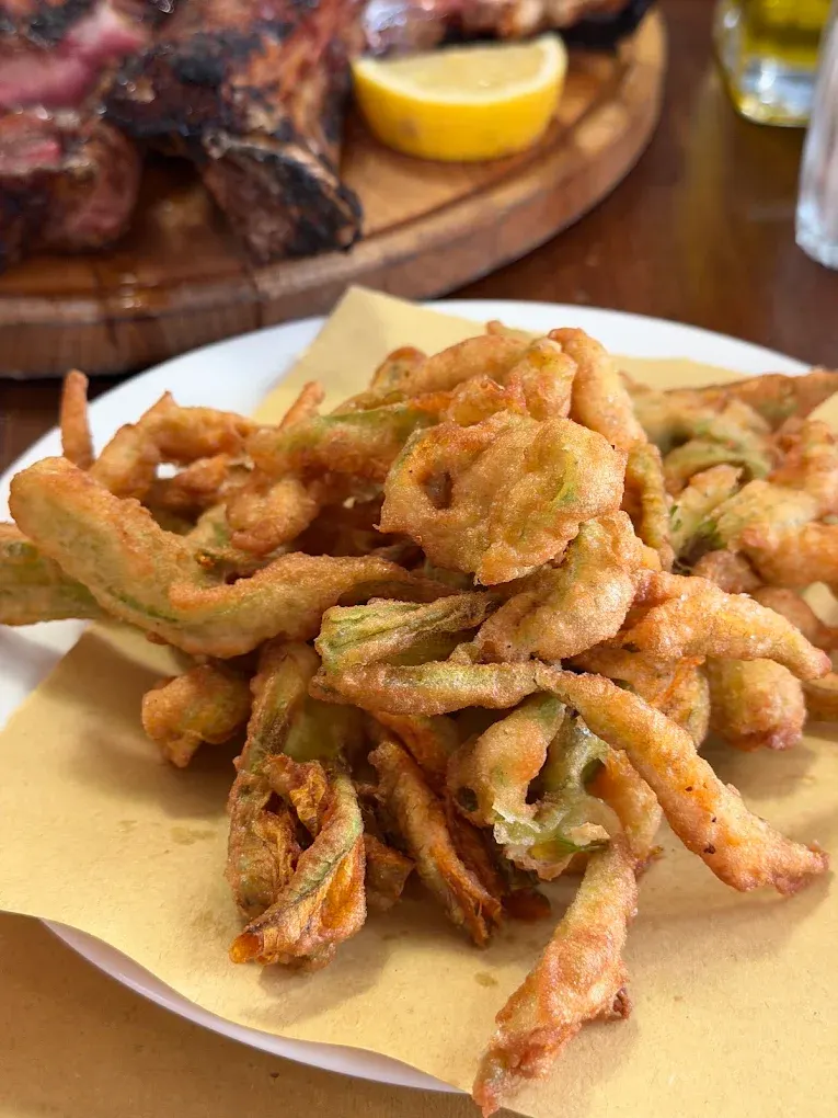 Fiori di zucca fritti croccanti su carta paglia