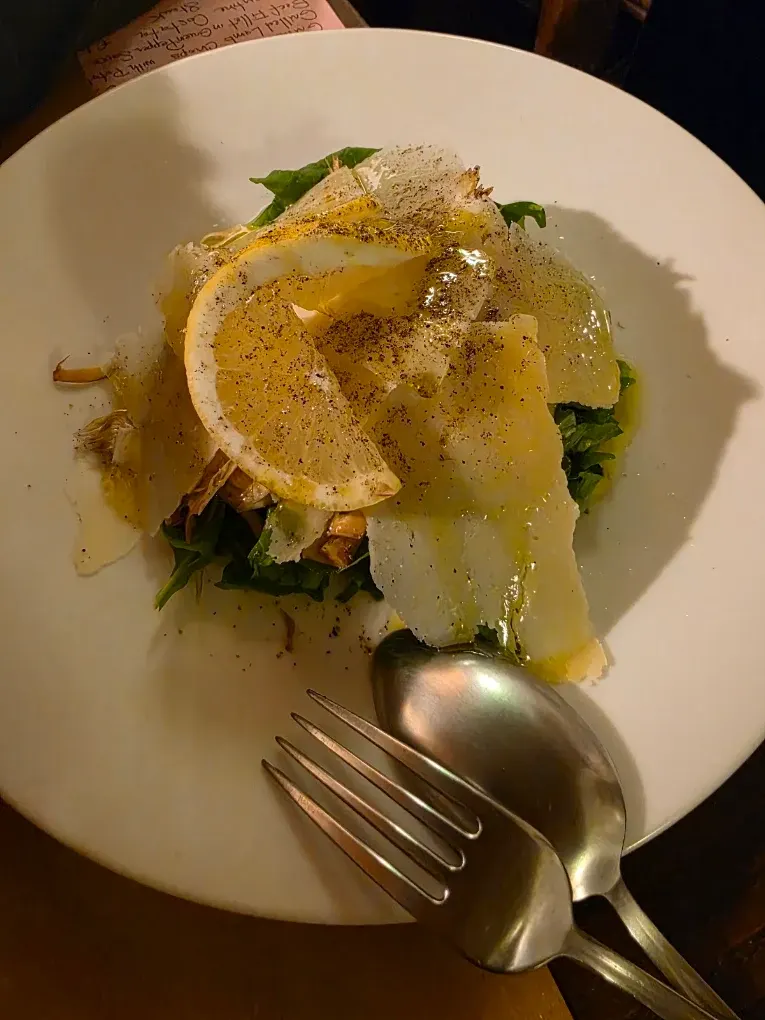 Insalata di carciofi crudi con grana e limone