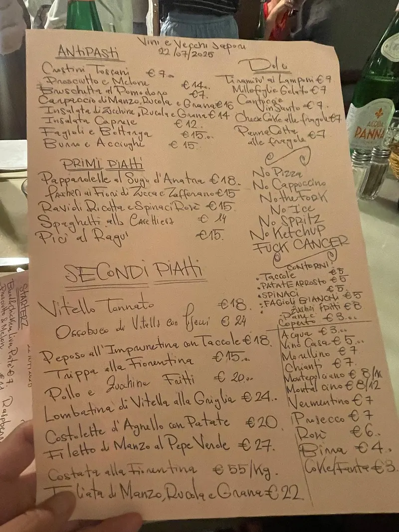Il vero menù di Vini e Vecchi Sapori scritto a mano su carta rosa, con la lista dei no in fondo