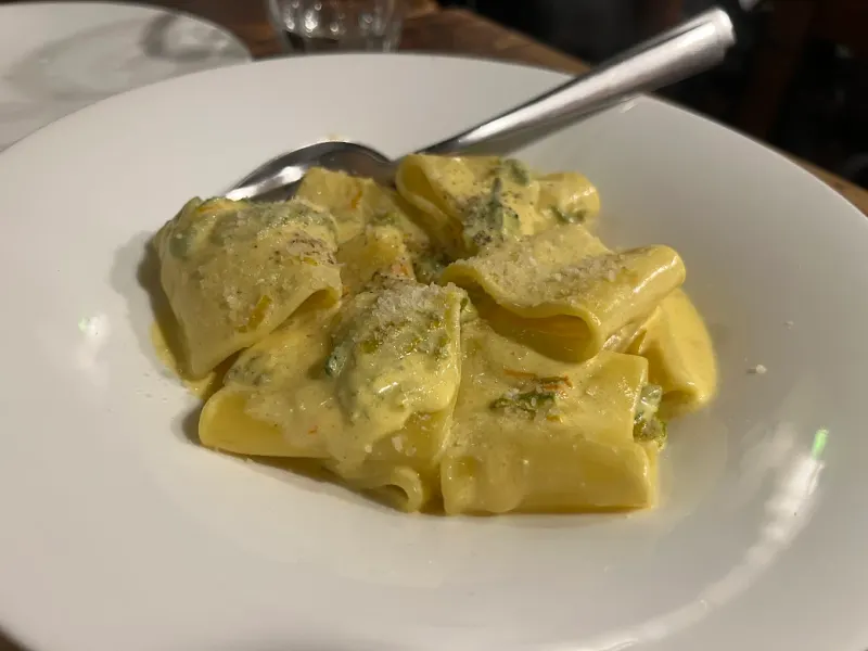 Paccheri ai fiori di zucca e zafferano, il piatto più fotografato dell'osteria