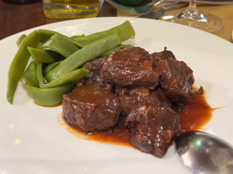 Peposo all'imprunetina con taccole, manzo brasato al Chianti e pepe nero