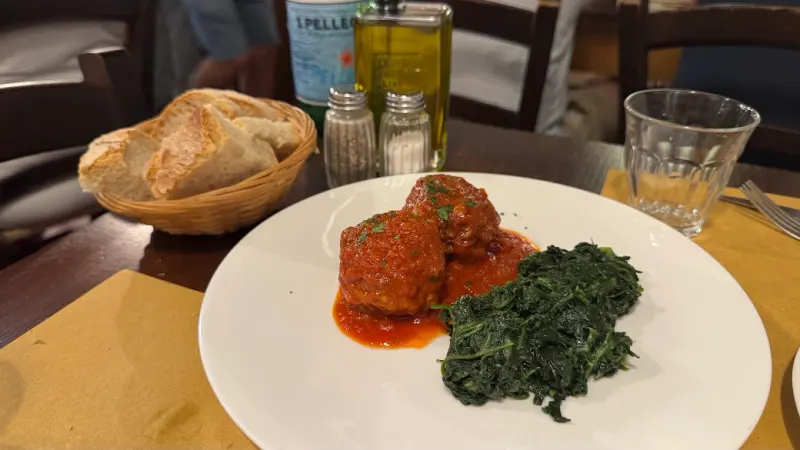 Polpette al sugo con spinaci saltati