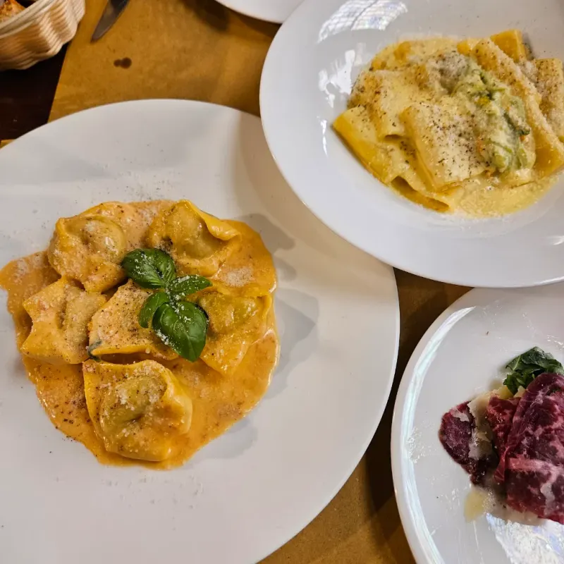 Tortelli al sugo rosé con basilico